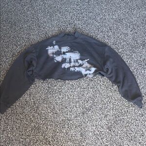 Gray Cropped Sweatshirt with White Graphic